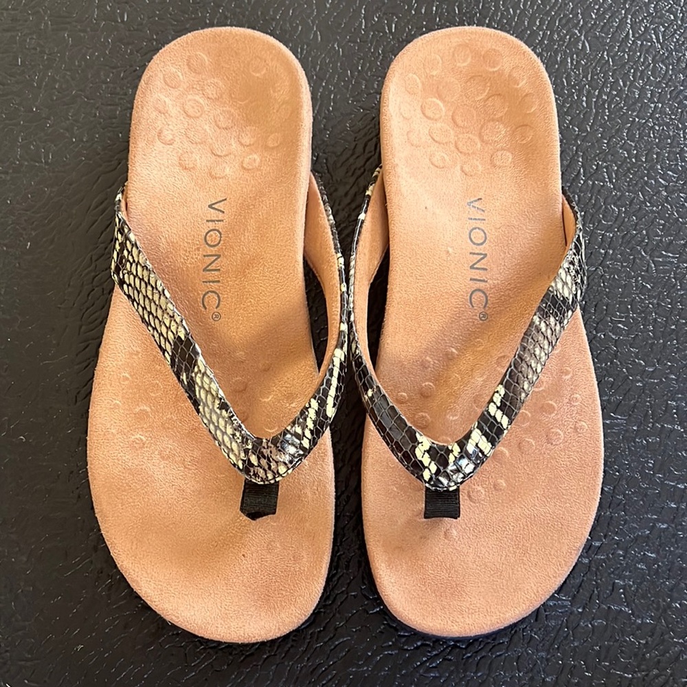 Vionic Dillon sandals boa print size 6